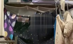 胆大男朋友在医学院女生宿舍下铺强推护士女友到床上啪啪她一直想拉上帘子还是被干了