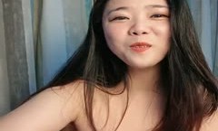 风骚的大奶姐姐精彩展示，全程露脸听狼友指挥，淫声荡语不断，道具抽插骚穴耳机放逼一边噗噗直响精彩又刺激