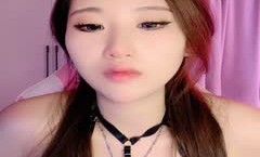 大眼长相妖艳气质女神，垂虹齿白，黑丝情趣装，电竞椅子上露出蝴蝶逼，