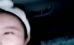 颜值还不错的清纯美女和3网友相约群交啪啪,在车上嘴里被迫一直吃着鸡巴,到家后扒光衣服同时伺候3个插逼,国语!