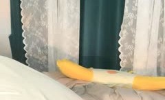 【超人气❤️少女】乔宝✨ 6.17最近很火的高颜值露出勾搭母狗学妹 边跟闺蜜通话边玩穴 阳具抽插滋滋淫水 潮吹狂喷汁液