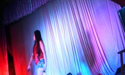 乡村县城小剧场草台班子歌曲艳舞团慰问演出妹子真空演唱边唱边给观众送福利