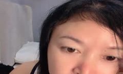 大奶骚妈带着女儿一起直播，全程露脸淫声荡当，撅着屁股用道具插菊花，吃奶玩逼自慰特写展示，听狼友指挥