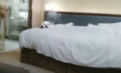 中年眼镜男宾馆约操师范院校水嫩性感的大二美女啪啪,从床上干到地下,抱起来狠狠干,身强体壮连续搞了美女2次,吃不消了!第00集