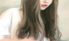 长相甜美高颜值贫乳小萌妹道具自慰诱惑秀，沙发翘起双脚棒子抽插呻吟娇喘大神非常诱人