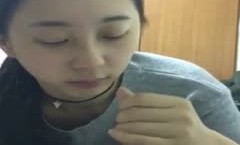 《重磅⭐隐私曝光》渣男分手后报复流出清纯眼镜学生妹不健康露脸自拍~吹箫、打炮、紫薇，呻吟声很有特点骚母狗就这样炼成的(3)