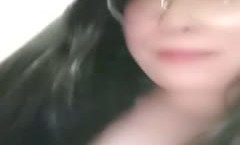 白熊小师妹妮妮家里没地方跑到医院厕所去大秀，露脸玩耍拿个棒棒冰塞骚操抽插，自己舔淫水，大奶子又白又挺