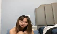 假期快乐露脸学妹穿上丝袜让小哥在逼的位置剪个洞洞调教，玩弄炮击抽插骚，享受高速带来的快感表情好骚