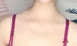 高颜值极品美乳长腿性感妹子自摸道具自慰，露奶揉搓近距离特写肥穴跳蛋震动!