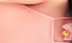 【草莓熊】粉嫩巨乳妹子情趣肚兜给炮友口口，深夜户外啪啪掰穴后入抽插非常诱人