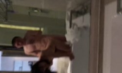杭州艺术院校文静漂亮的小美女每周都要在酒店被包养她的中年男土豪狠狠干逼,真变态对着镜子边干边拍!