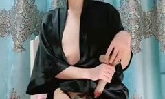 高颜值苗条网红妹子允儿自拍福利小视频，椅子上抬腿假屌抽插拍打呻吟娇喘非常诱人