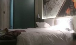 约啪达人-微信2500元约操女神范气质短发美女小姐姐酒店啪啪,站在沙发搂着屁股干,女上位快速抽插,叫的销魂淫荡!