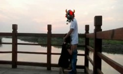 《典藏✅绝版✅分享》户外露出界鼻祖！曾火遍全网的美臀反差人妻【人间精灵】景区人前放肆露出