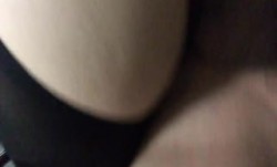 漂亮小美女好久被肏了,老公出差刚回来就迫不及待穿上开档黑丝求操吃鸡鸡,坐在大屌上拼命摇摆到高潮,边干边拍!
