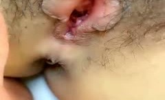 尤物姐妹花全程露脸情趣诱惑大秀直播跟狼友互动撩骚，揉奶玩逼掰开小穴看特写，给大哥舔弄大鸡巴看着好骚啊