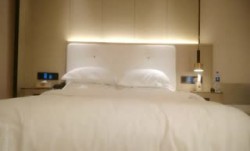广东排骨哥酒店支付1600元爆插176CM御姐范性感大美女,沙发上玩的淫水泛滥又在床上狠狠后插,淫叫不断.国语!
