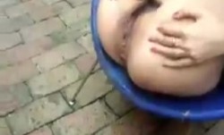 趁着巷子门口没人在家，出门风骚学学男人拉尿，嘘嘘的哗啦水流声，这逼操起来肯定非常爽，还是个OL！