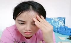 22岁小妹妹，玩得是真浪，内心饥渴无比，超市买了两根茄子，回家也不煮饭就开始发浪，两洞齐开！