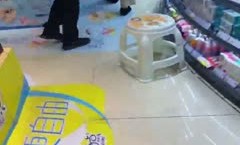 【海角❤️乱伦大神】乱伦爱好者✨ 危险游戏妈妈戴着跳蛋逛街 出门被扫地阿姨发现了 强烈快感忍不住蹲下 回到家湿透了