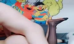 风骚学妹露脸跟小哥在宿舍内激情啪啪，69口交大鸡巴深喉，就是喜欢上位插的好深，浪叫不断让小哥玩着奶子草